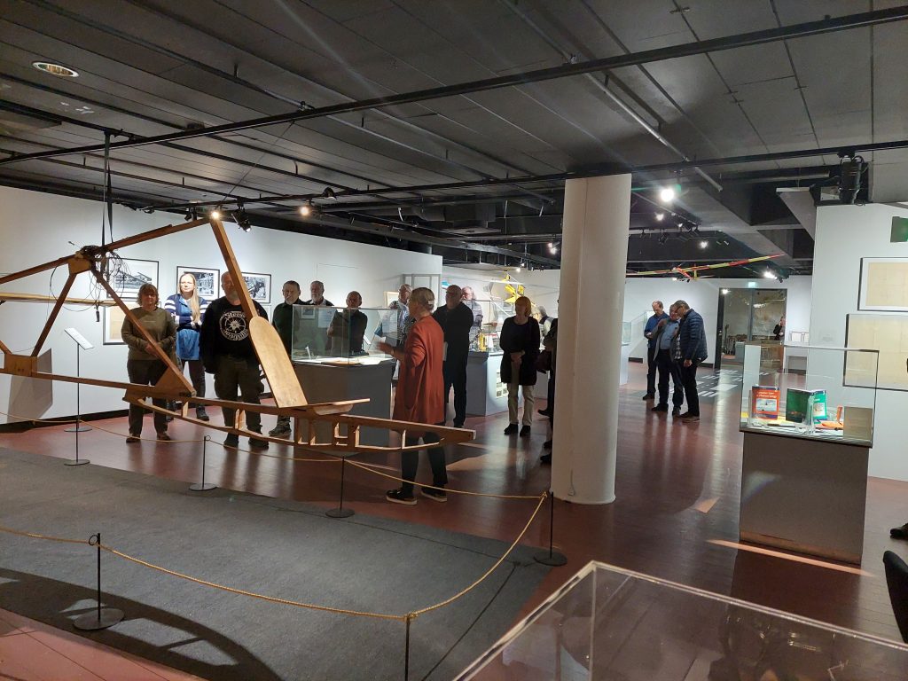 Ihmisiä tutustumassa näyttelyyn Pohjois-Karjalan museossa. 
